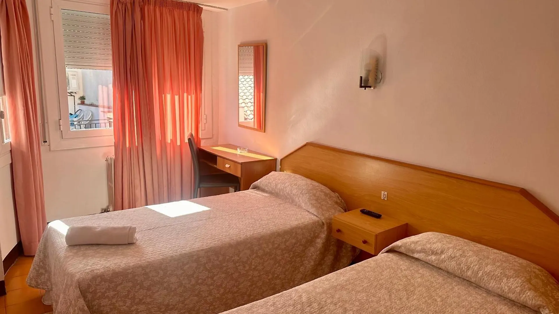 Fonda Can Setmanes Guest House Blanes
